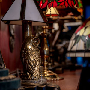 Lampa Chłopiec LA8 Stojąca Retro Brąz Patynowany Abażur Witrażowy Lampa w Stylu Tiffany