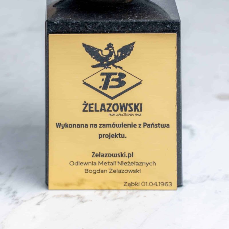 Personalizowana Tabliczka Z Dedykacją, Na Podstawę, Ze Złotego Laminatu. Grawerowana złota tabliczka z laminatu z personalizowaną treścią.